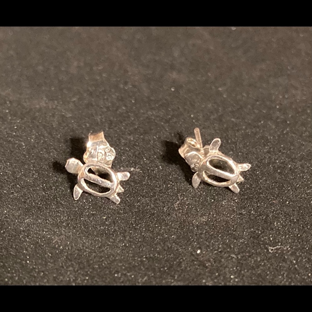 0.6 Gram Silver Turtle earrings